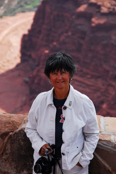 Paula Sa pictured above Dead Horse Canyon in Utah